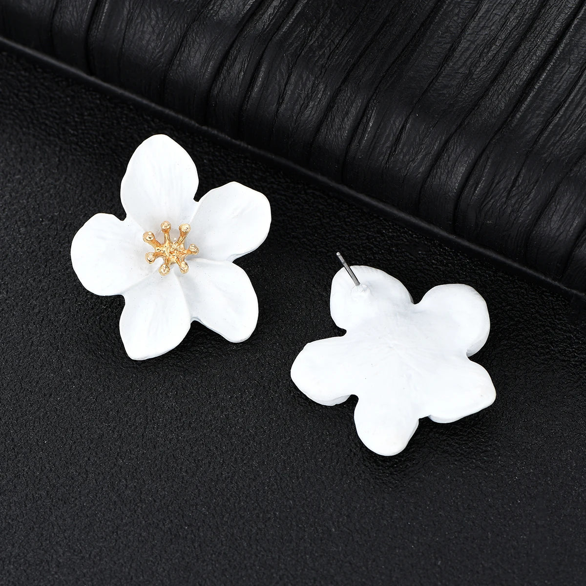17KM Metal Painting Flower Stud Earring For Women Statement White Floral Earrings Summer Beach Vacation Jewelry
