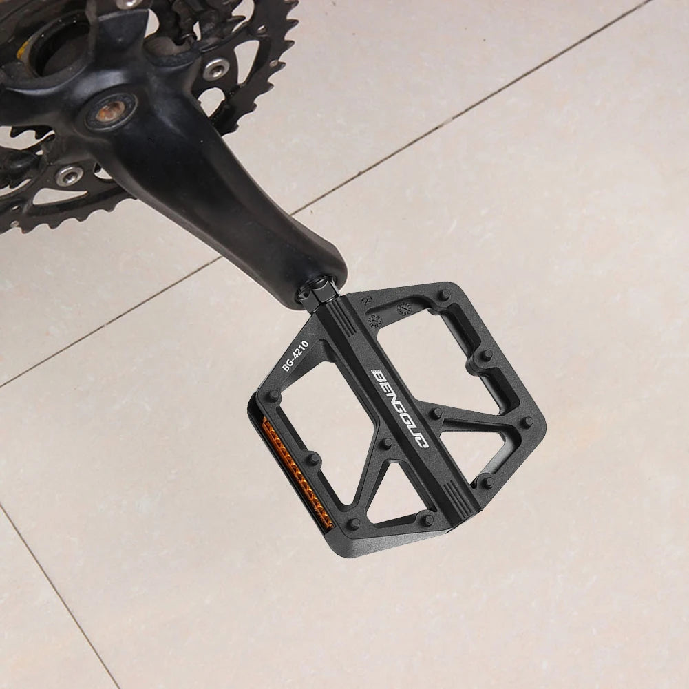 Double DU Bearing Nylon Bicycle Pedals with Reflector Ultralight Bike Pedals Anti-Slip Cycling Safety Pedals for Night Riding