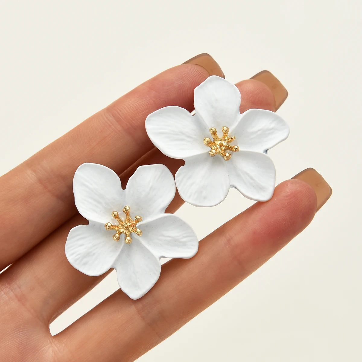 17KM Metal Painting Flower Stud Earring For Women Statement White Floral Earrings Summer Beach Vacation Jewelry