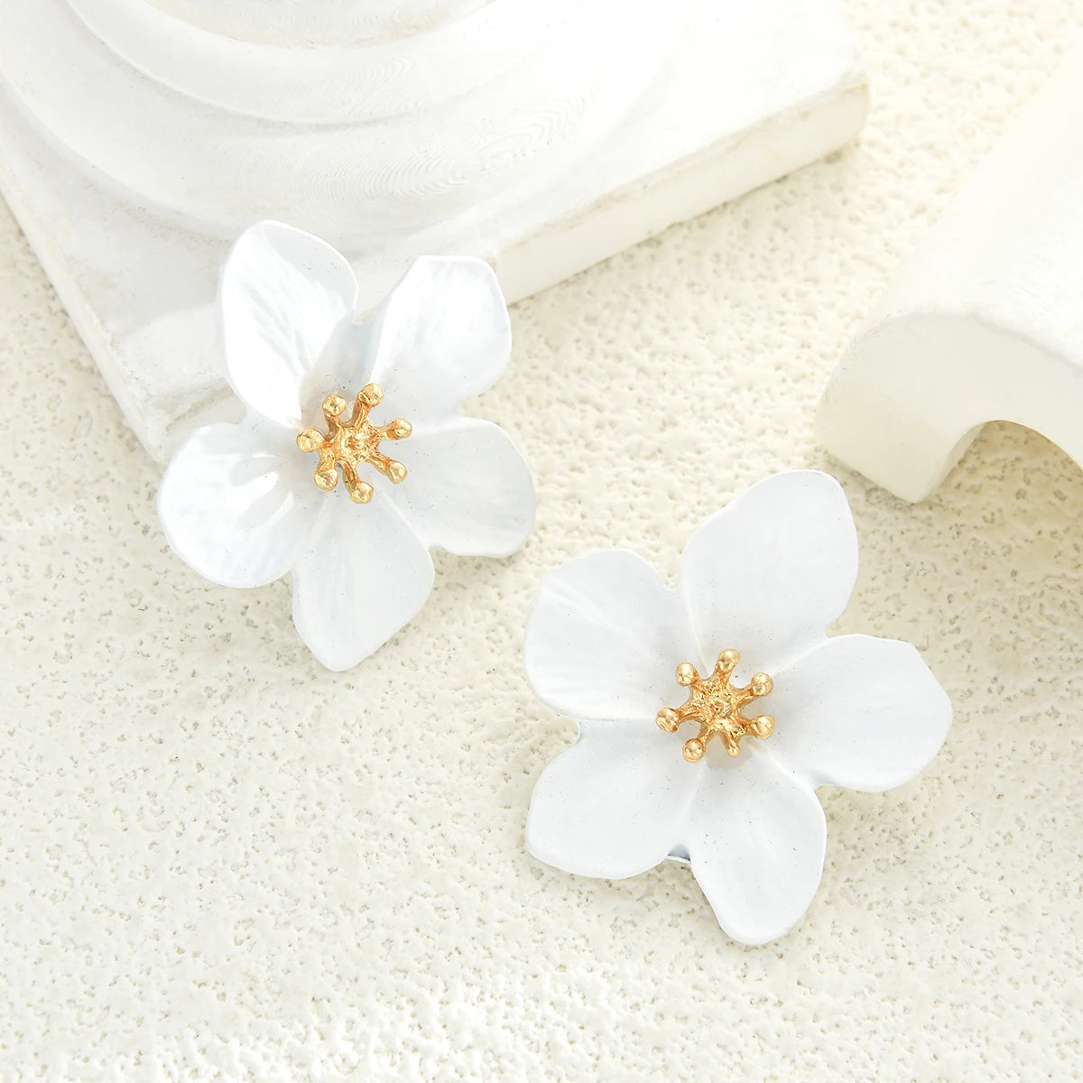 17KM Metal Painting Flower Stud Earring For Women Statement White Floral Earrings Summer Beach Vacation Jewelry