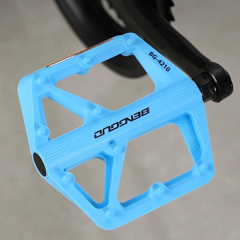 Double DU Bearing Nylon Bicycle Pedals with Reflector Ultralight Bike Pedals Anti-Slip Cycling Safety Pedals for Night Riding